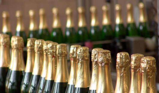  В России хотят установить минимальные цены на шампанское и вино