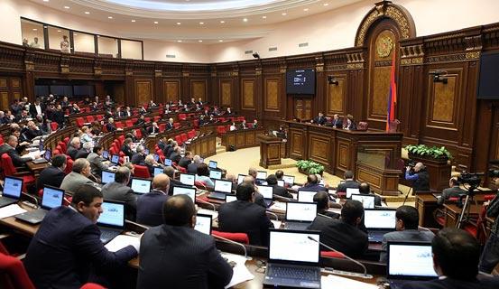  Депутаты парламента Армении одобрили повышение акцизов на табак, алкоголь и бензин на 10%