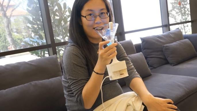  Сингапурские ученые создали бокал, позволяющий превратить воду в вино