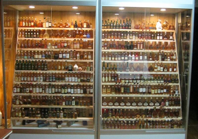  Коллекционер из Волыни собрал 800 мини-бутылок алкоголя