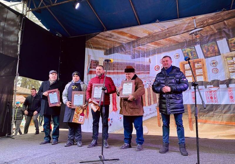  В Мукачеві нагородили найкращих виноградарів, головних переможців 25 ювілейного фестивалю «Червене вино – 2020»