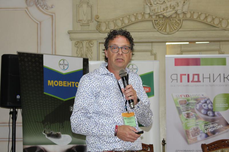  Нідерландський досвід вирощування черешні представив експерт розсадника Fleuren на конференції в Умані