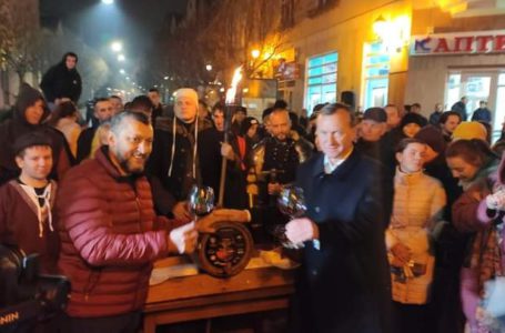 В Ужгороді урочисто відкоркували першу бочку вина врожаю 2021 + ВІДЕО