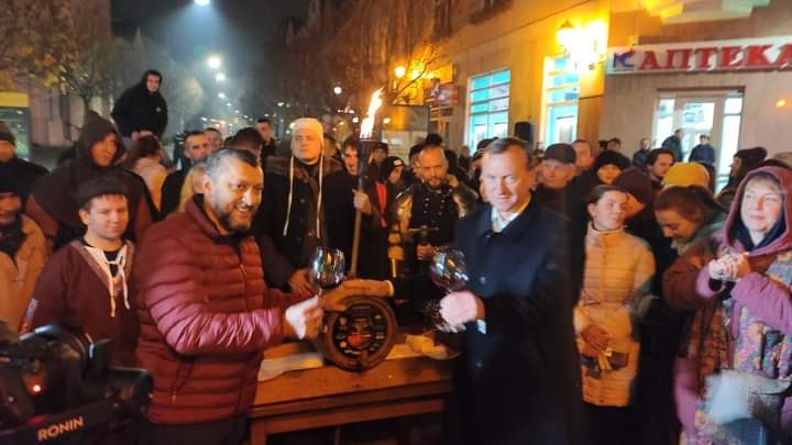  В Ужгороді урочисто відкоркували першу бочку вина врожаю 2021 + ВІДЕО