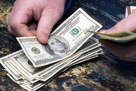  НБУ отменяет два ограничения на покупку валюты