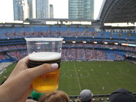  Россия: пиво на стадион не пропустят