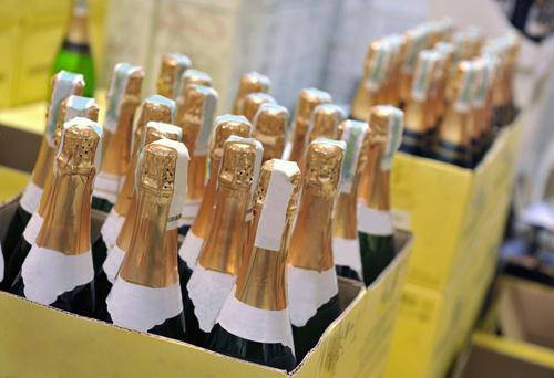  Итальянская полиция раскрыла схему производства поддельного шампанского