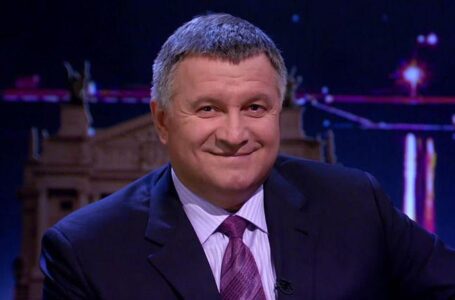 Министр внутренних дел Украины пообещал журналистам показать свою коллекцию вина