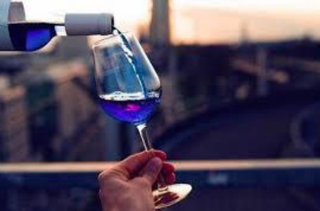 В Испании запретили голубое вино из-за «неправильного» цвета