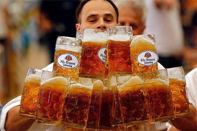  29 бокалов в руках! В Баварии кельнер установил мировой рекорд по переносу количества пива