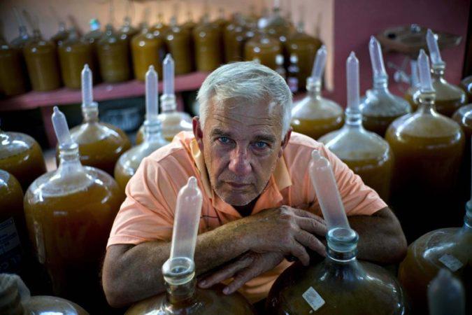  На Кубе винодел удешевил производство с помощью презервативов