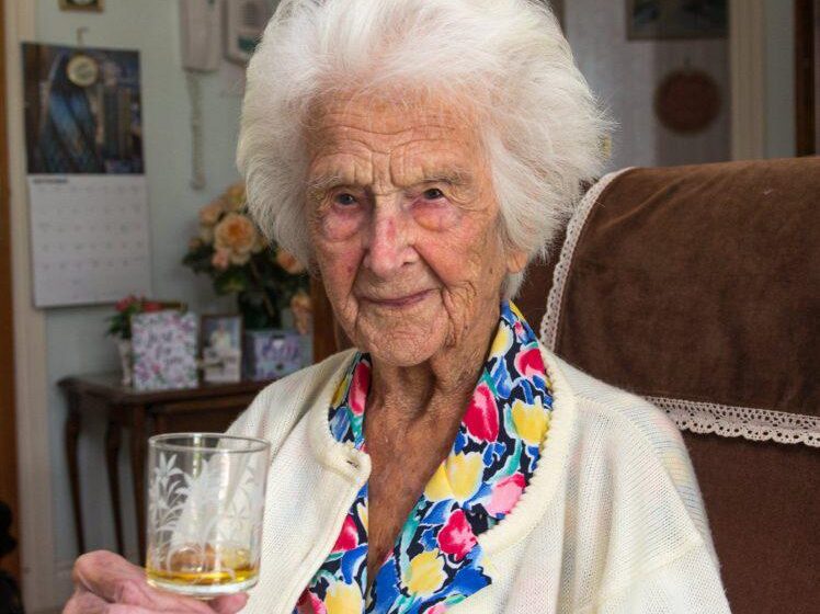  111-летняя англичанка назвала виски секретом своего долголетия