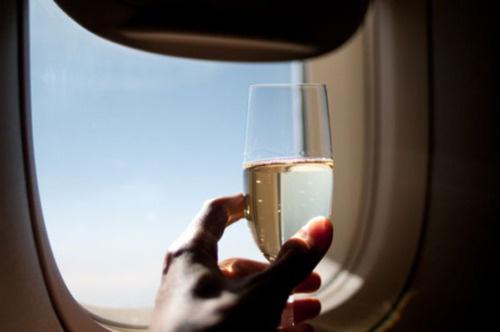  Пассажир подал в суд на авиаперевозчика за игристое вино вместо шампанского на борту