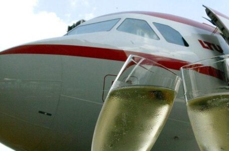 Шампанское в самолете привело пассажирку к штрафу в 5000 евро