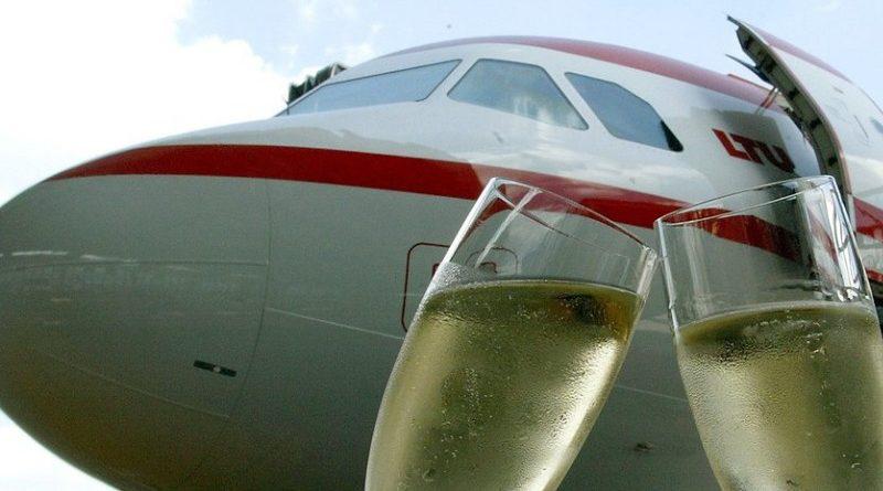  Шампанское в самолете привело пассажирку к штрафу в 5000 евро