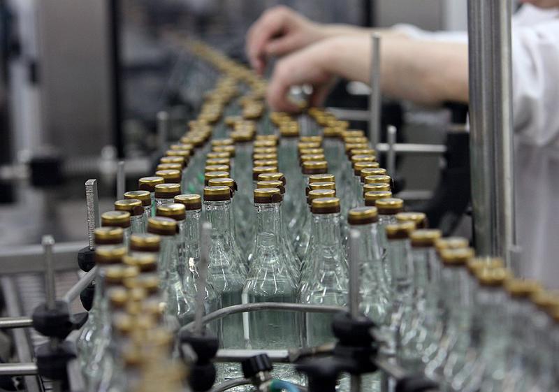  На сколько налоговая будет штрафовать украинцев за продажу дешевой водки?