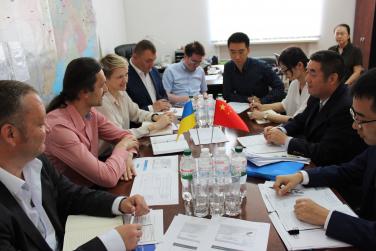  В Україні розпочала роботу місія КНР з оцінки системи держконтролю за виробництвом черешні