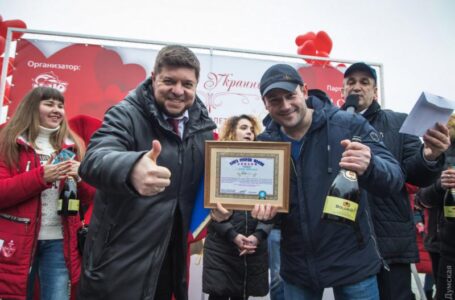 Шампанский рекорд — в Одессе стреляли пробками на дальность