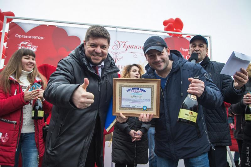  Шампанский рекорд — в Одессе стреляли пробками на дальность