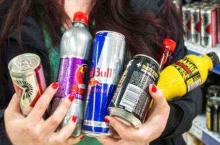 В Україні хочуть заборонити продаж енергетиків неповнолітнім