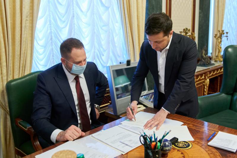  Президент України підписав закон про відкриття ринку землі