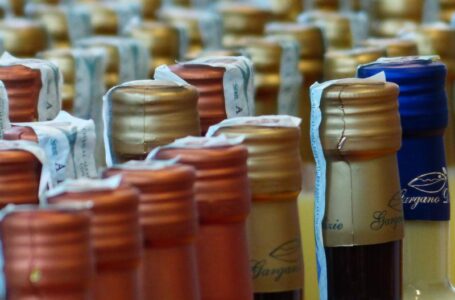 ДФС припинила виробництво фальсифікату алкоголю під виглядом відомих торгових марок