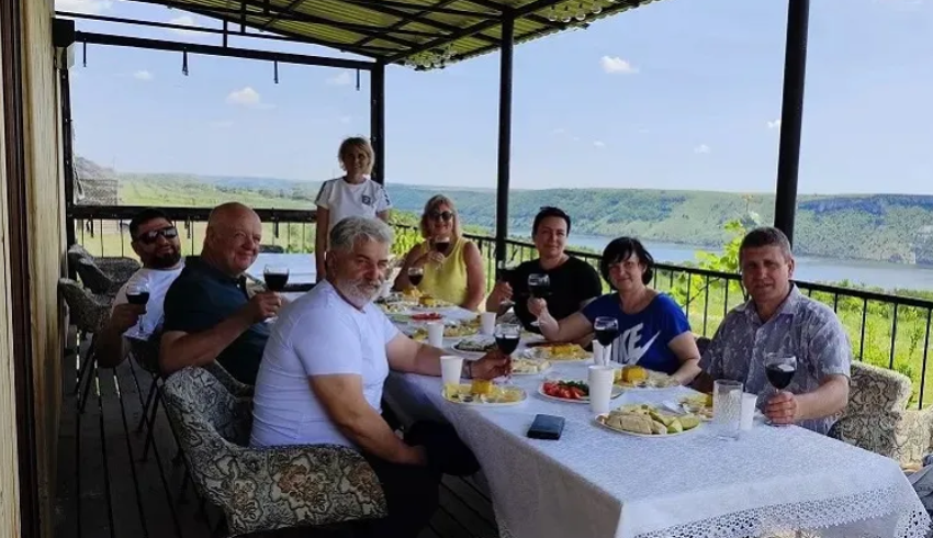 «Медова Бакота»: історія, природа і бджоли створюють справжнє диво