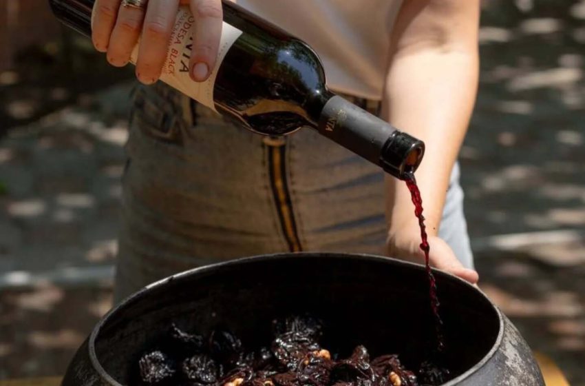  Чорнослив у вині з сорту «Одеський чорний» — серед рецептів книги «Cuisines of Odesa»